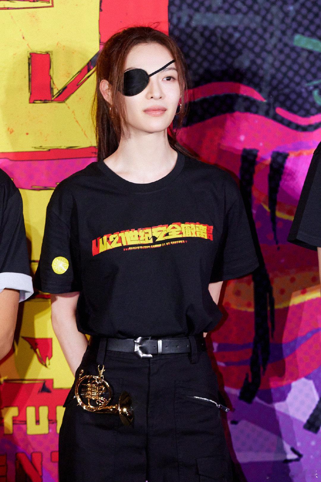 #谁给钟楚曦想的独眼造型#钟楚曦不愧是明艳动人的大美女，这样的独眼造型也是完全可