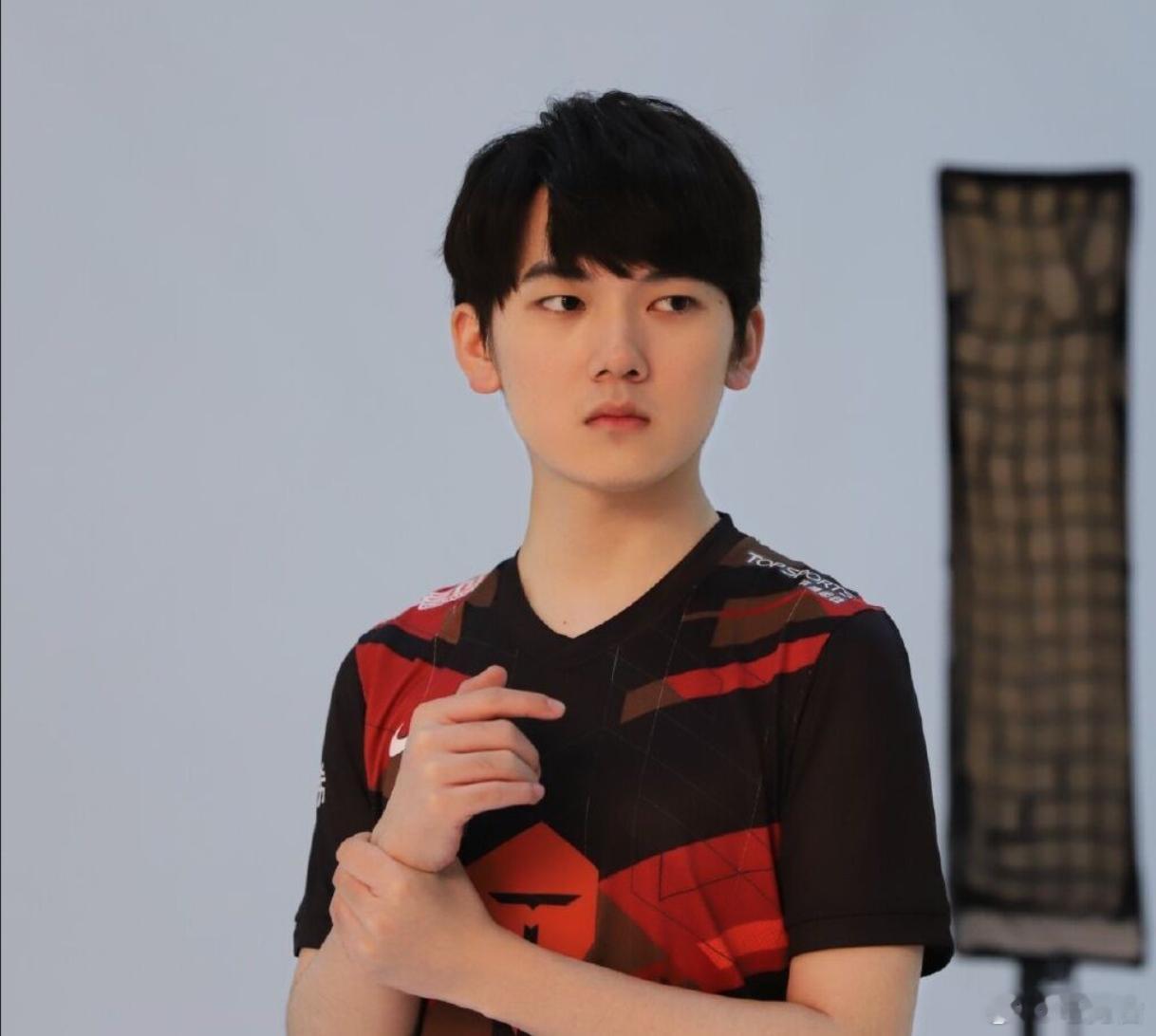 网友热评：gala得罪谁了，看弹幕除了骂盗的xqs全是串他的？最近比赛显示gal