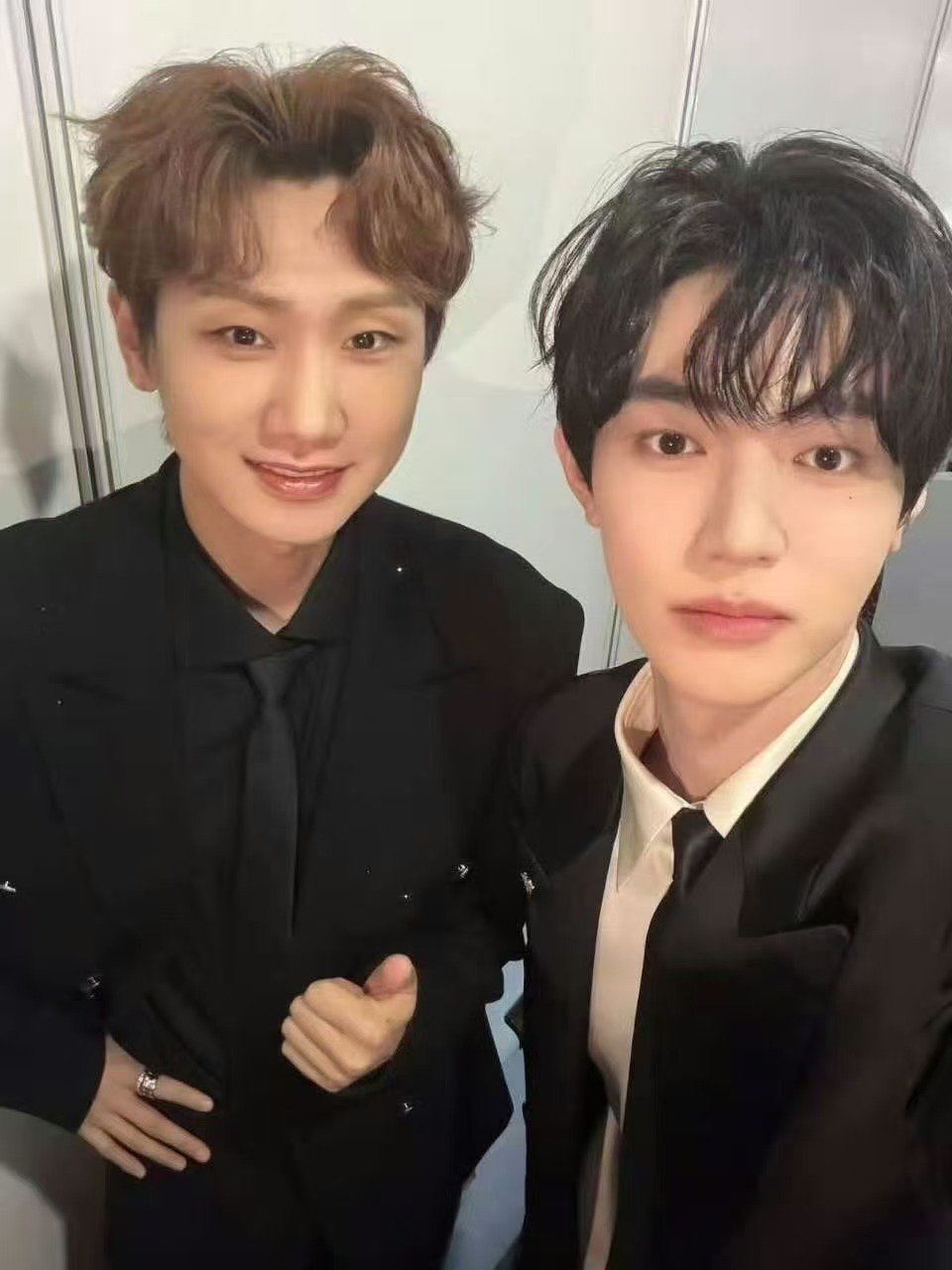 王一博章昊自拍照ZB1晒王一博章昊自拍 2月6日，晒了与章昊自拍照，并配文“感谢