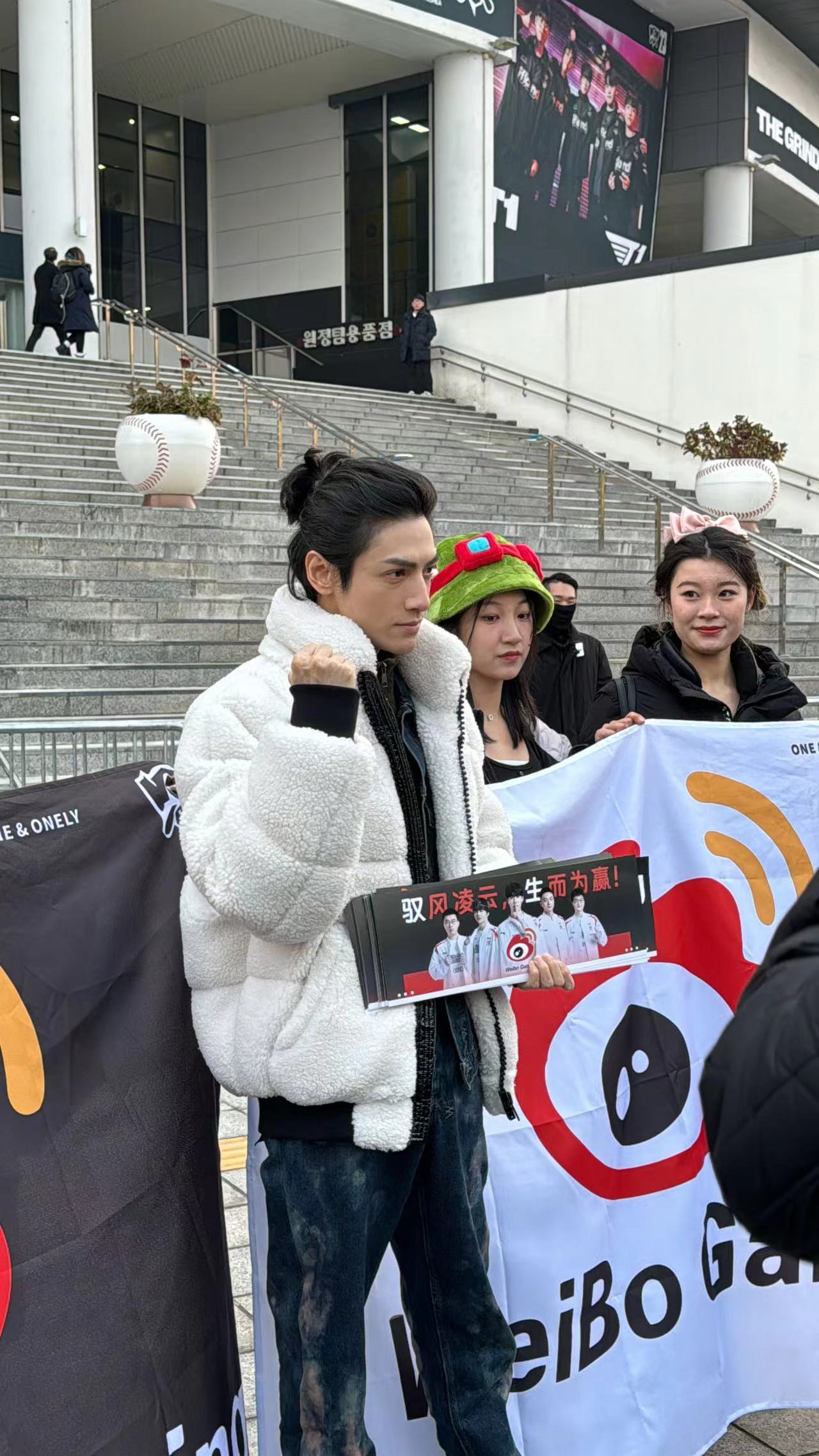 #罗云熙S13总决赛现场应援##罗云熙你别太爱电竞了# 罗云熙你真的好爱，加油不