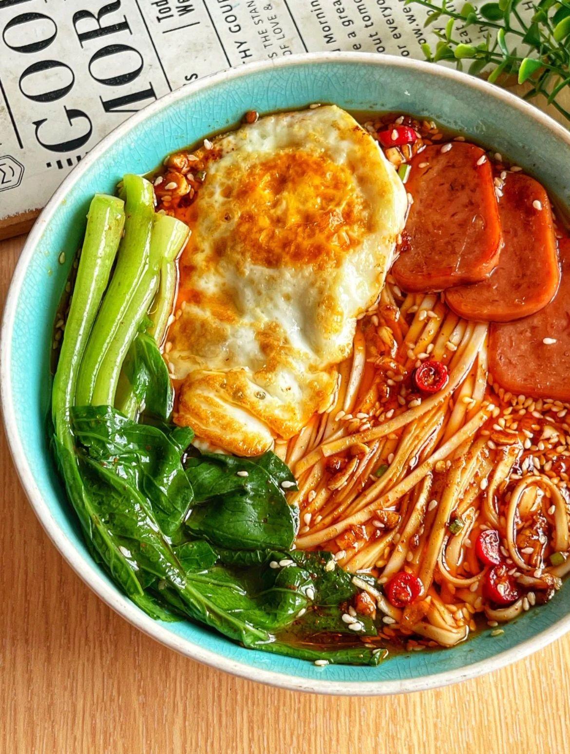 酸辣开胃，好吃到连汤汁不剩～酸汤面
今日份美食了吃一次就爱上的酸汤面—酸辣巨开胃