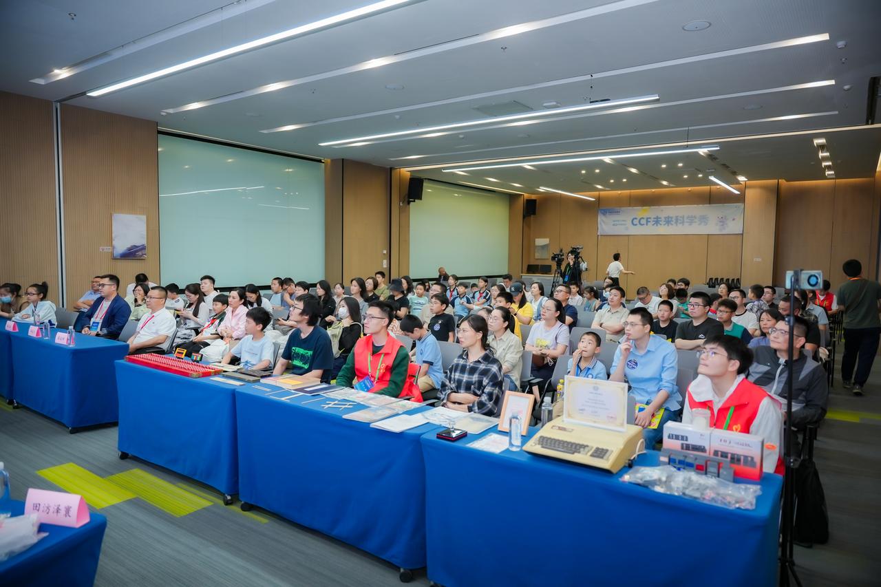 今天是CCF科普大会在苏州开幕 ，所以一大早，我们就坐地铁到苏州CCF业务总部了