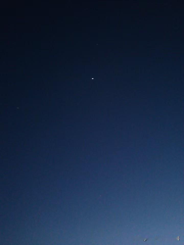 拍过无数次头上的天空。天空真美！美在哪里呢？
一、辽阔美
天空是广阔无边的。天之