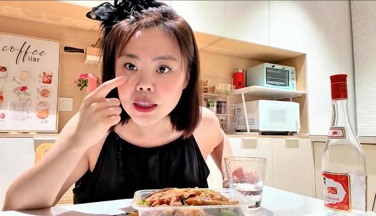 苦茶丹丹香，偷偷更新，吃猪蹄子喝酒！
终于买到了梦寐以求心心念的猪头肉，准备回家