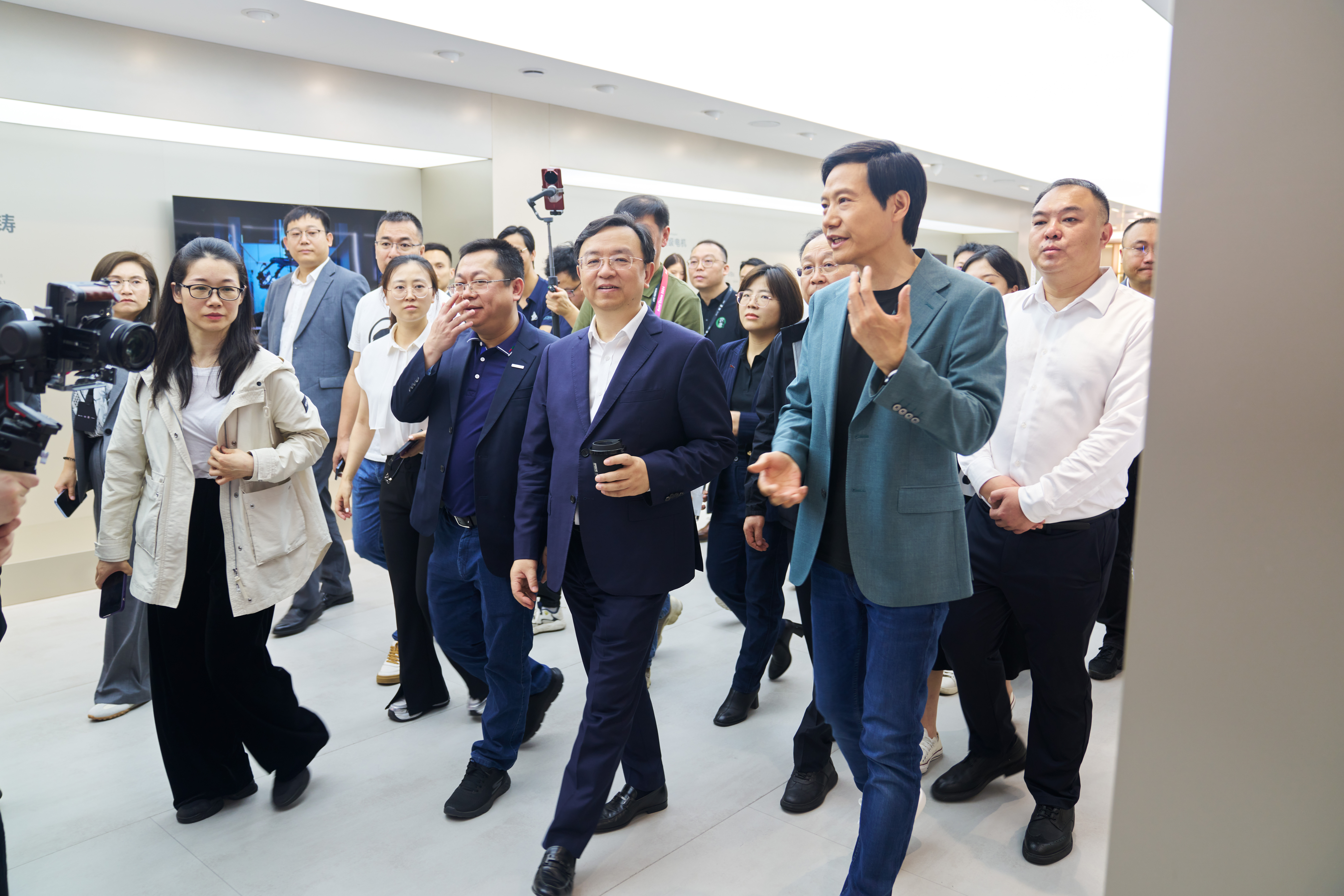 北京车展变成了大佬见面会！昨天雷军拜访比亚迪展台，今天王传福又到访小米的展区，两
