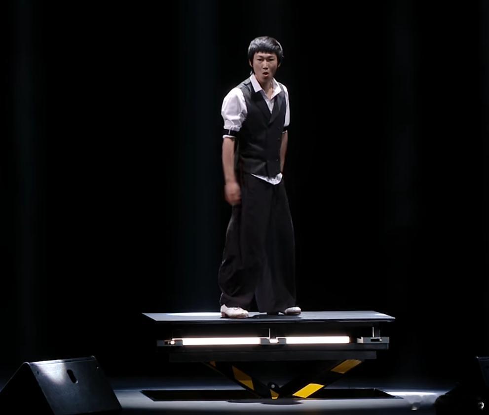 第一次见在手机上跳踢踏舞  家人们，荣耀Magic8 Pro Air 发布会现场