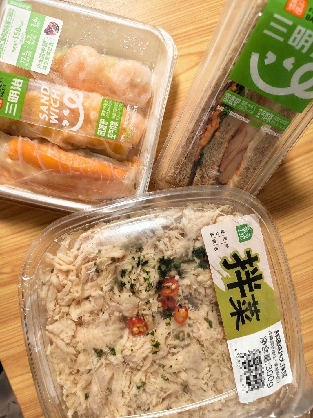 今天健身完吃这些高碳日稍微放纵一下买点小里脊肉一会儿放电饭煲里卤一下蒸2个全麦馒