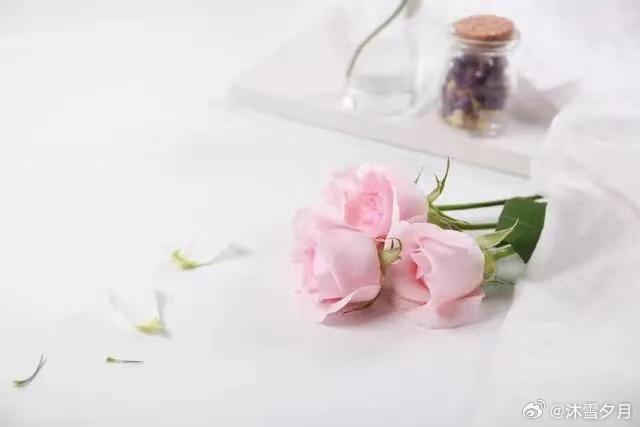 女儿上幼儿园​的时候，有次去接女儿，意外碰到以前的女朋友​，原来她女儿也在这个幼