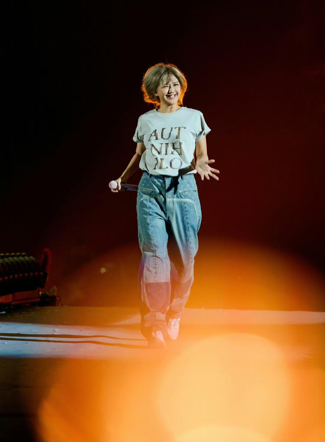 孙燕姿
晒苏州演唱会造型
简单而不简单……

穿着白色T恤和牛仔裤
像个小女孩一