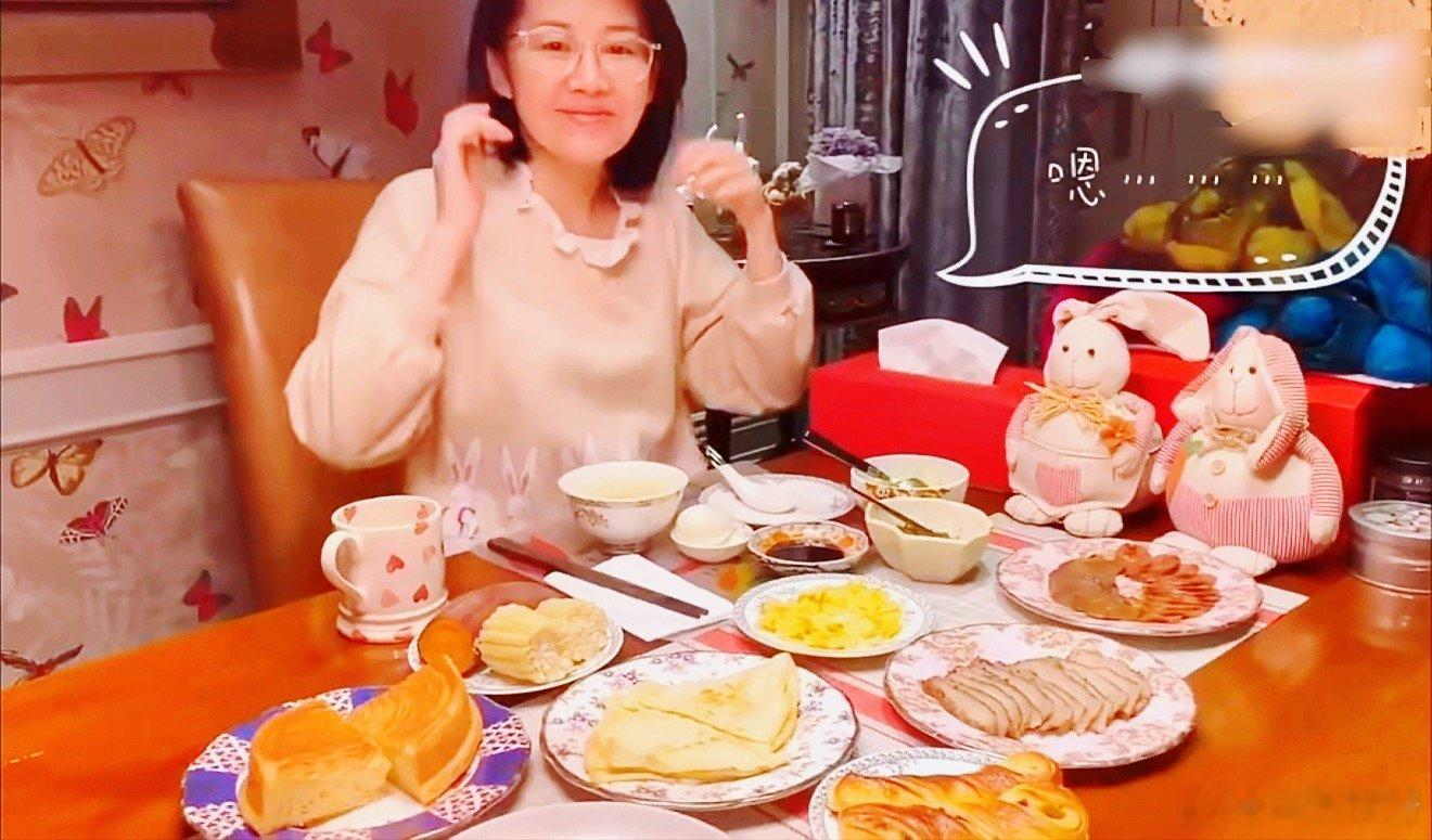 许晴说几乎天天吃这样的早餐，这位公主，看着挺多的碟子，但是细看也一般般吧，还没去