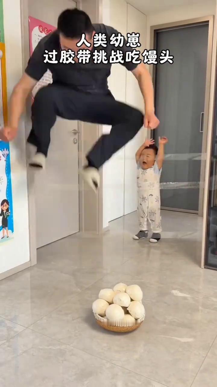 人类幼崽过胶带挑战吃馒头。
我是小不是傻，等着瞧吧。战利品，给你个眼神自己去品吧