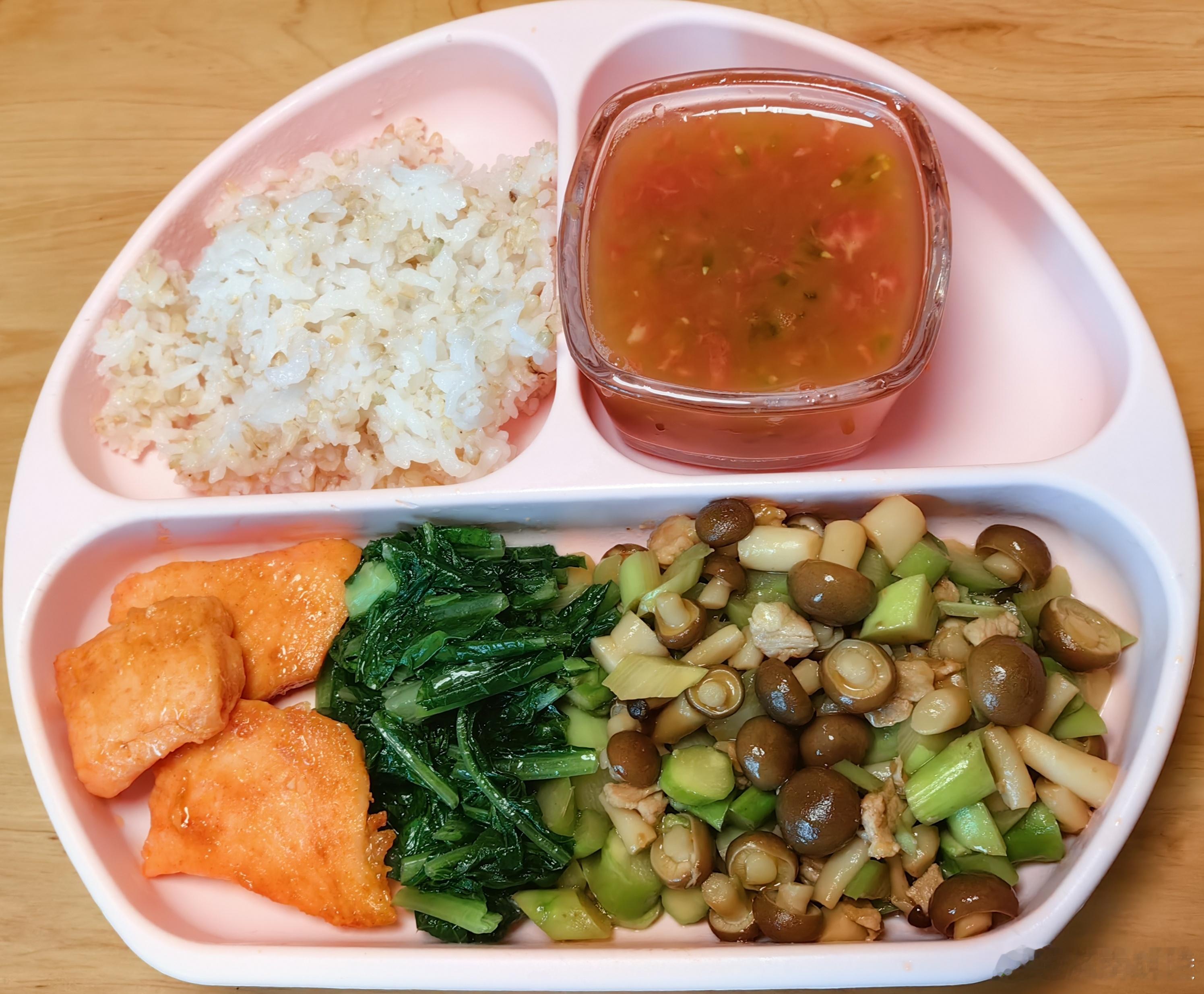 #糖糖的饭饭##科学育儿营养护航# 午餐：发芽糙米大米饭，肉丁芦笋海鲜菇丁，水油