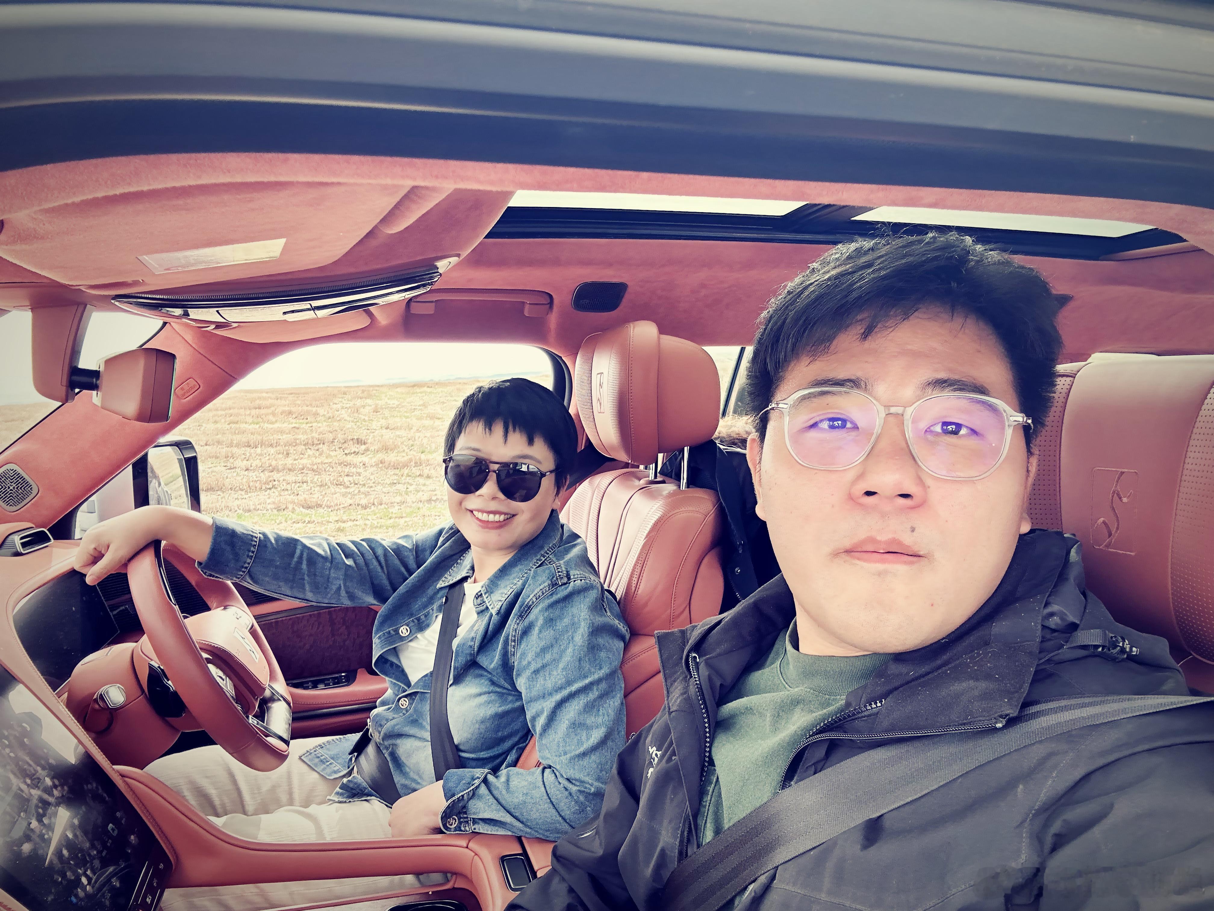 今天是胡总的副驾领航员[偷笑]大家记得27号下午来看直播[奥特曼] ​​​