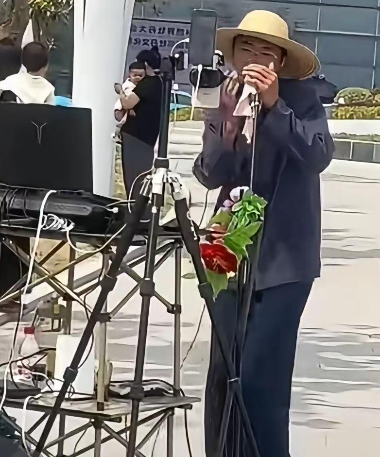 时间会改变一切，我是看着郭有才长大的，亲眼目睹他如果从别人眼里的丑小鸭，变成今天