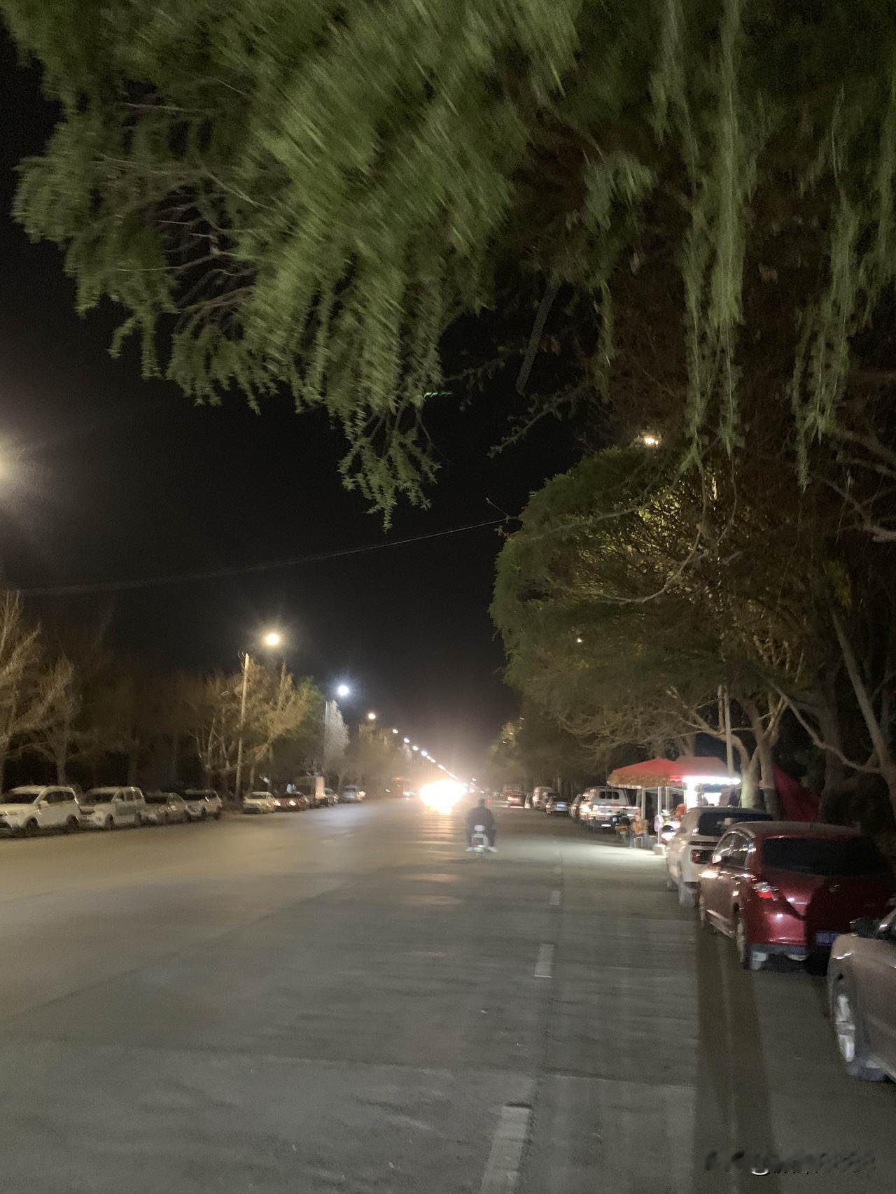 夜跑打卡，今天妥妥的6公里，每天晚上保持优良的锻炼习惯，夜跑，跑出健康，跑出人生