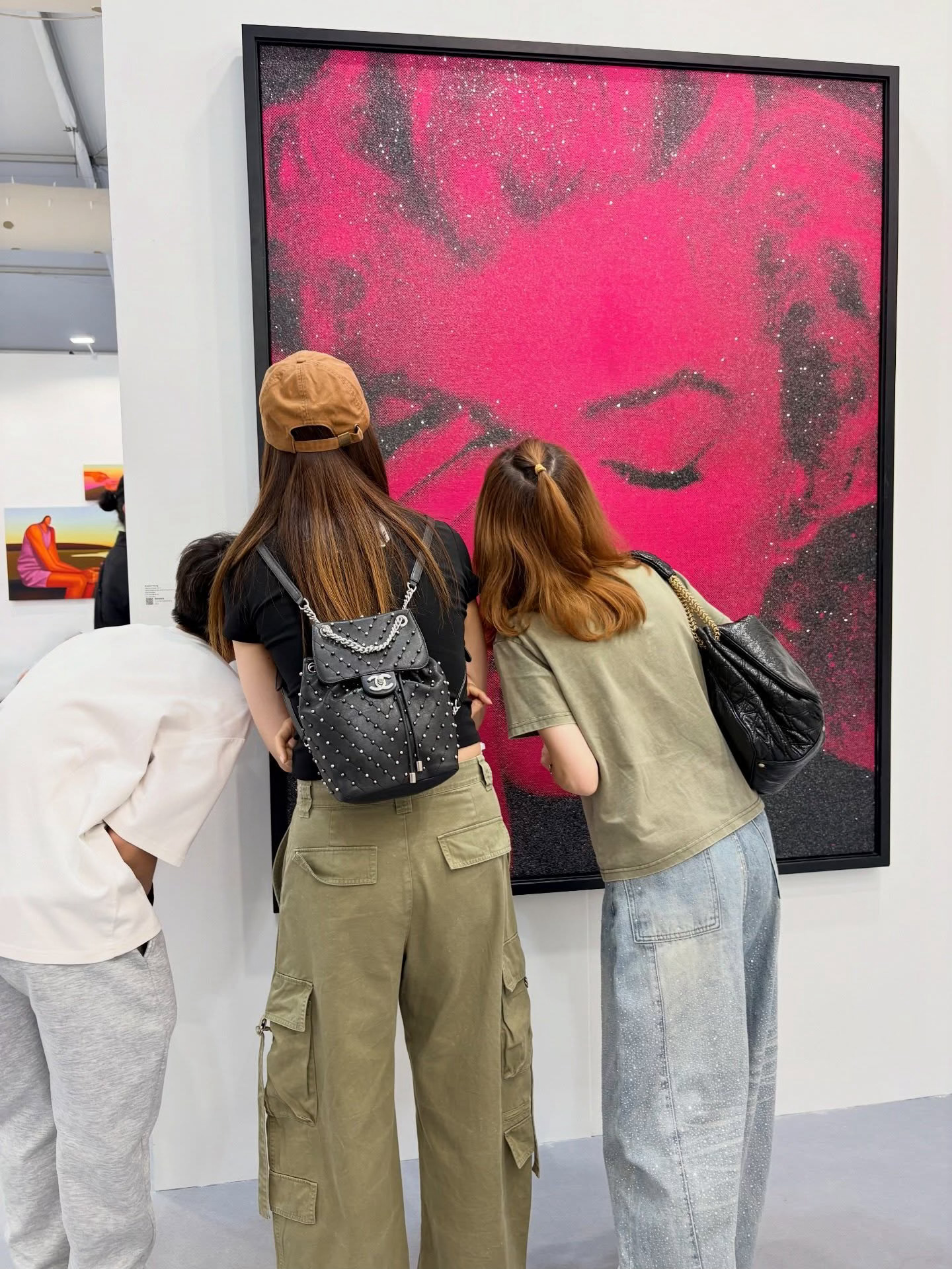 李亚男和邝文珣看艺术展 