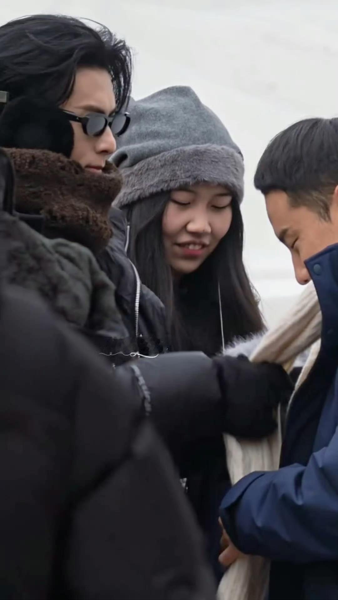 王鹤棣给徐志胜系围巾，你俩演偶像剧呢！太有氛围感了！ 