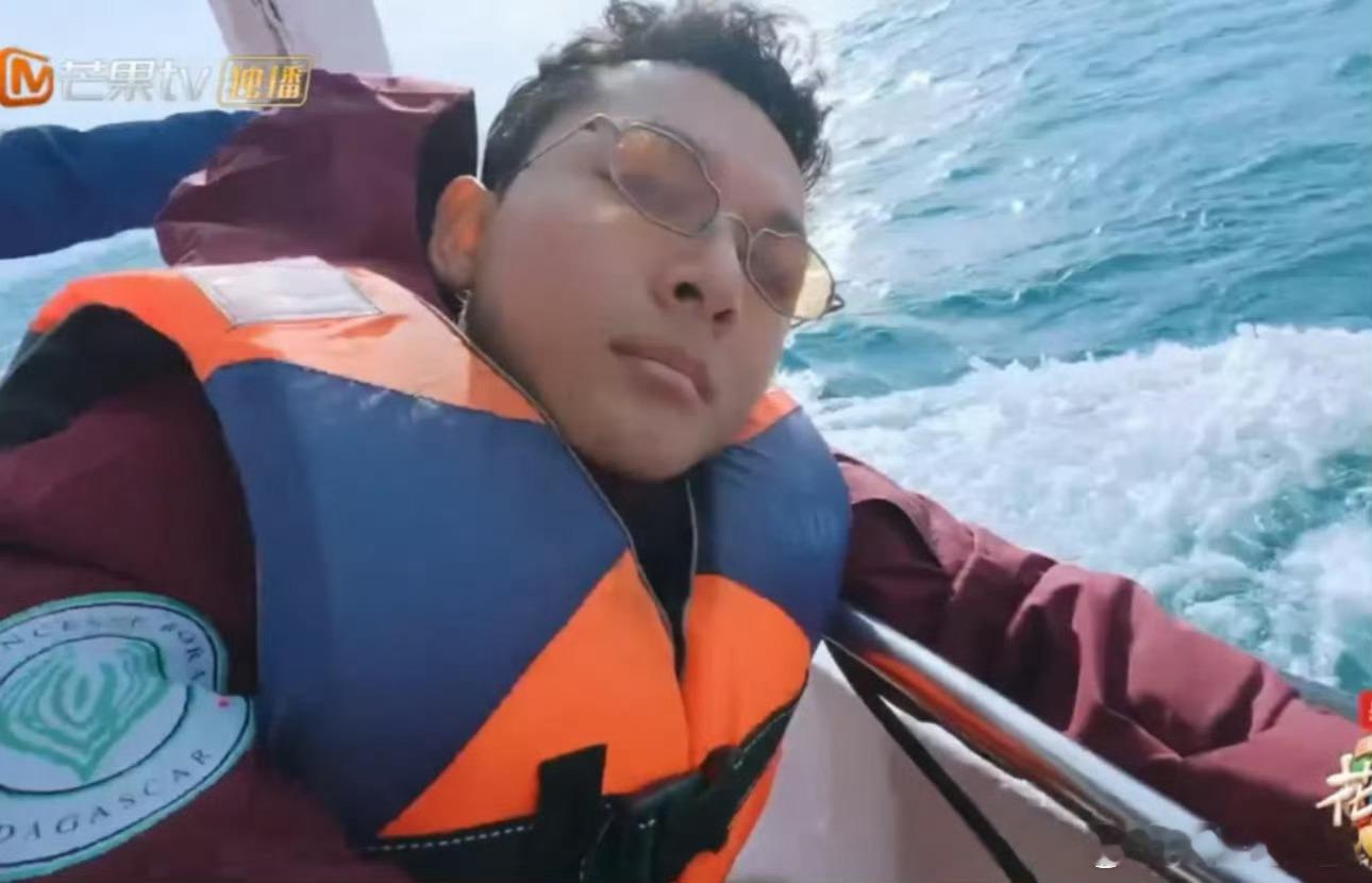 张晚意晕船晕成韩红了花儿与少年 别虐三旬老人了张晚意晕船太心疼[可怜][可怜]这