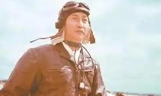 1951年，志愿军飞行员刘玉堤在返航路上，偶然发现，自己的下方竟然出现了一大群黑