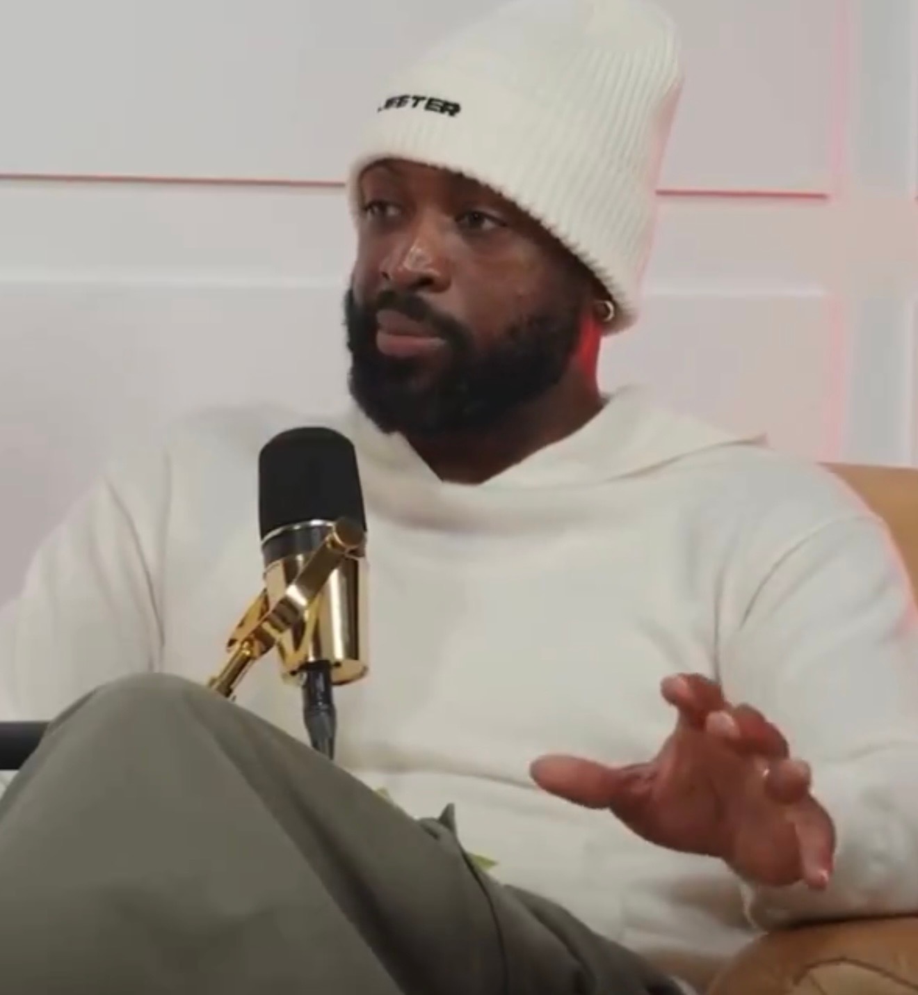 韦德在节目中表示，比较詹姆斯和乔丹，毫无意义。“我觉得这种讨论存在一种不公平的评