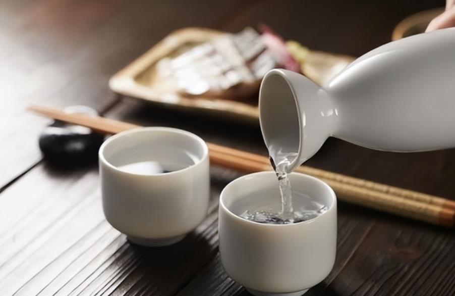 这三种酒，外行人看不上，内行人却成箱往家搬！
前段时间，隔壁老张跟我说，自己的儿