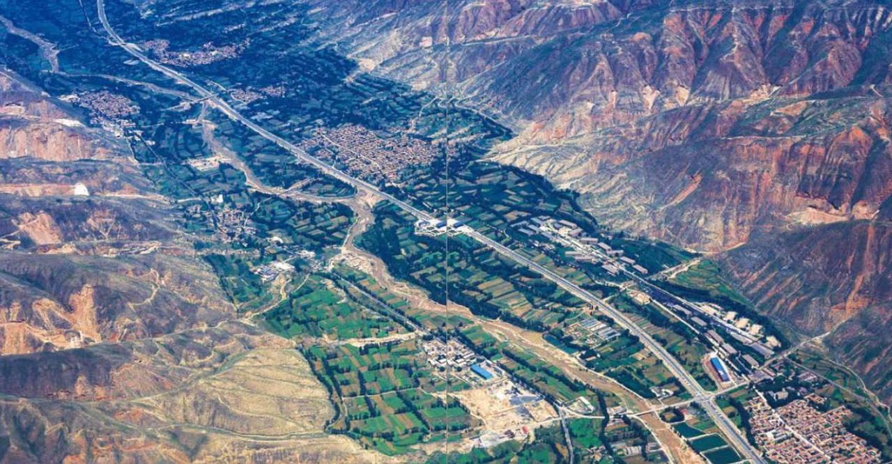 品读《山海经》552——《神州江湖》湟水
原文：
湟水出桂阳西北山，东南注肄水，