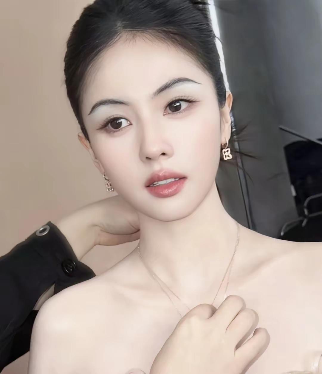 说实话
白鹿比普通人确实好看点，有一说一，绝色美女肯定不算[捂脸]