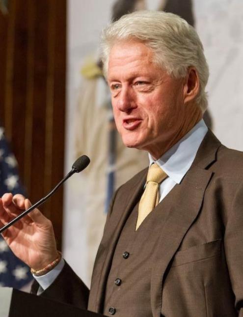 美国前总统克林顿曾公开喊话，如果中国成为新的世界领导者，希望那一天中国能对美国手