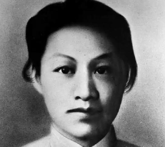 1935年，狱中，赵一曼的腹部被灌得胀了起来，旁边的敌人拍了拍她的肚子，笑着说：