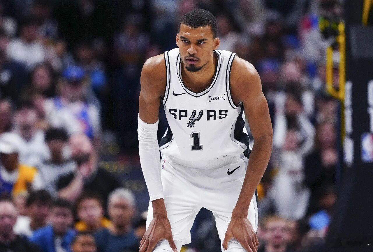 今日马刺将在主场迎战独行侠，马刺官方赛前宣布，此前因左肋骨挫伤的文班亚马本场比赛