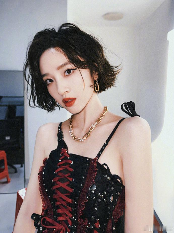 这样的祺贵人朕从未见过 谁能拒绝帅到犯规的祺贵人，唐艺昕这组造型太惊艳，皮衣配杜