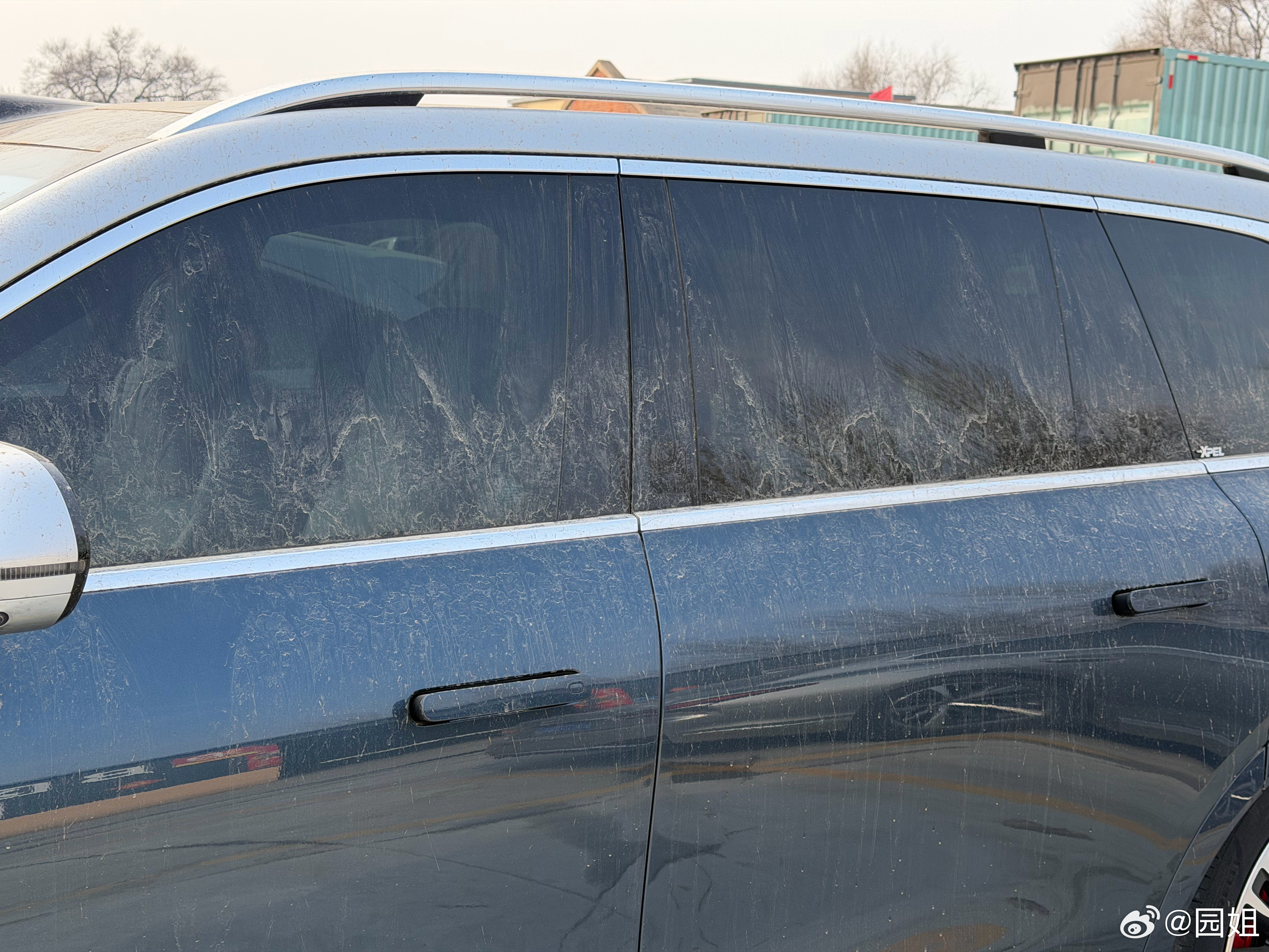 来的时候把我的车停在机场边上的停车场了，现在都埋汰成这样了