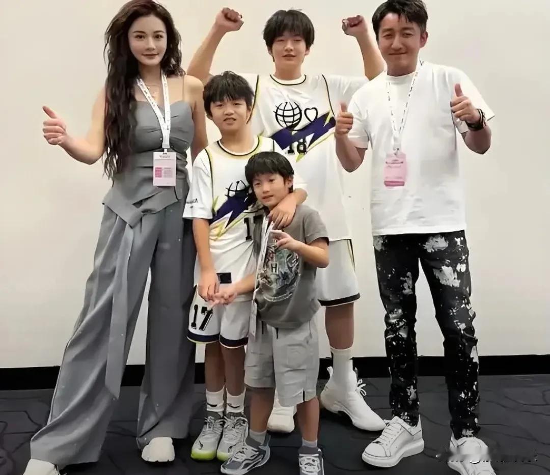 7月12日，邹市明和冉莹颖15岁的大儿子邹明轩，意外引发热议！

不是因为他考了