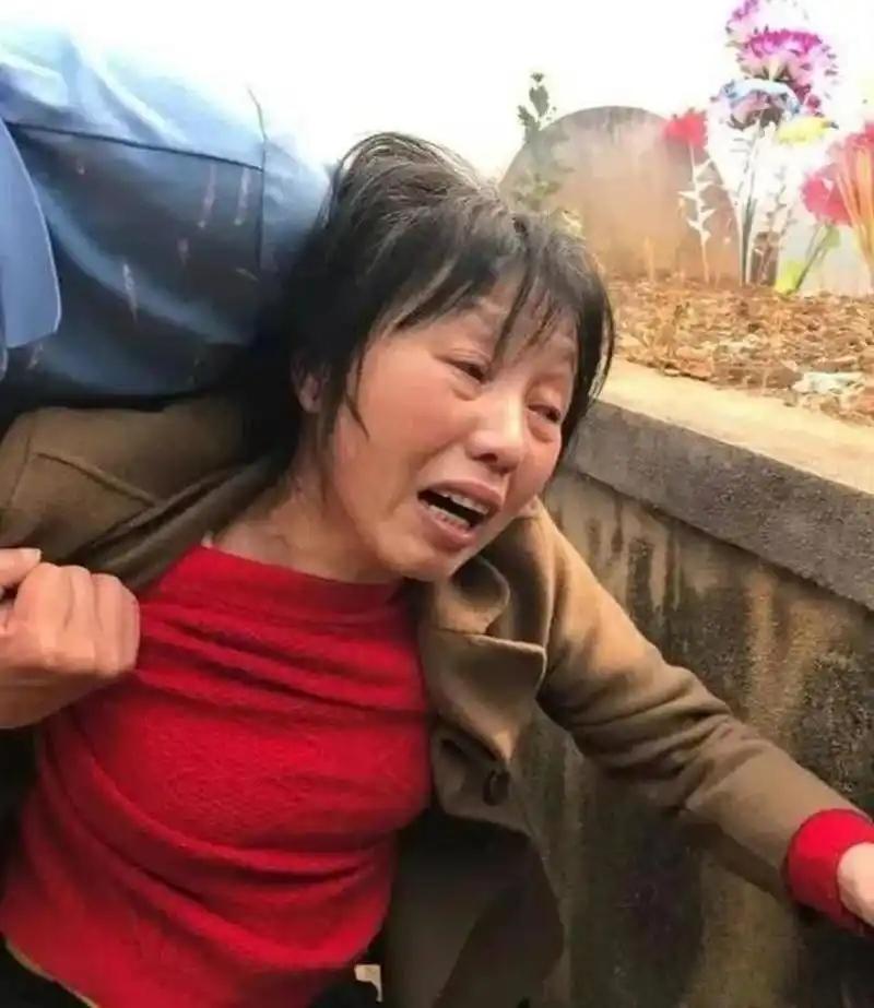 儿子已经养大了，你起来看看啊！1984年，陶荣华班长壮烈牺牲，其新婚20天的妻子