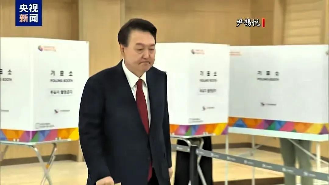没等邻居出手，韩国人自己干起来了！

据韩联社报道，韩国国情院第一副院长洪长元作