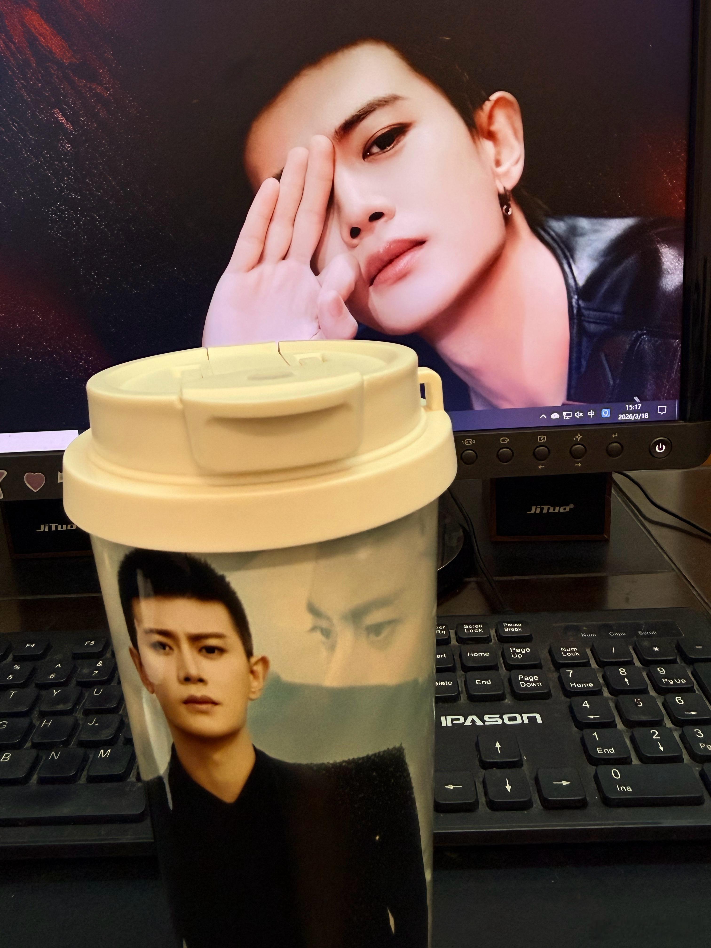 收到闺蜜给我寄的东西，一箱零食加物料满满的爱～ 