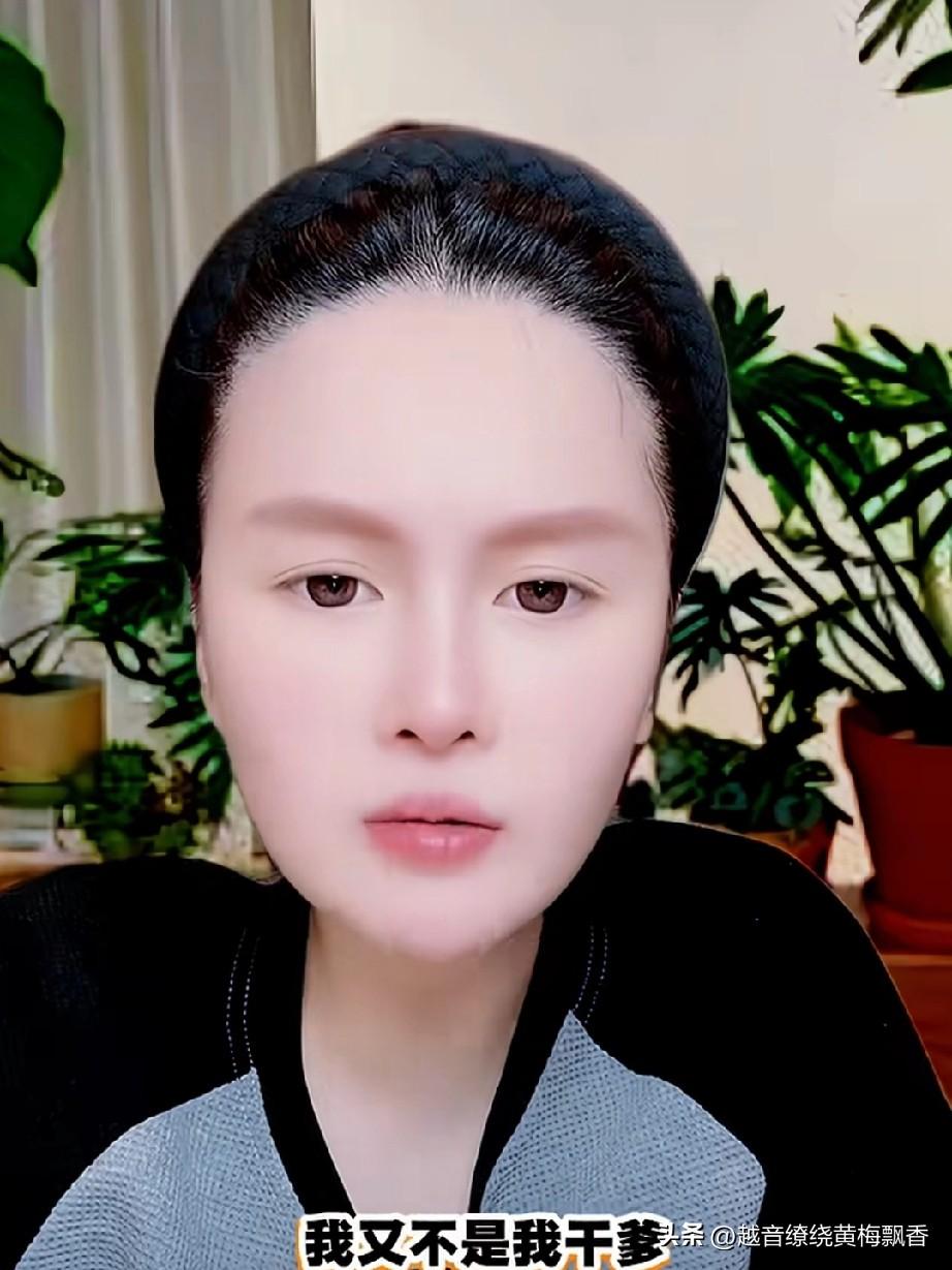 在球球的直播间里，有些粉丝说话也太有意思了，有个粉丝问球球:“你为什么靠你爸上位