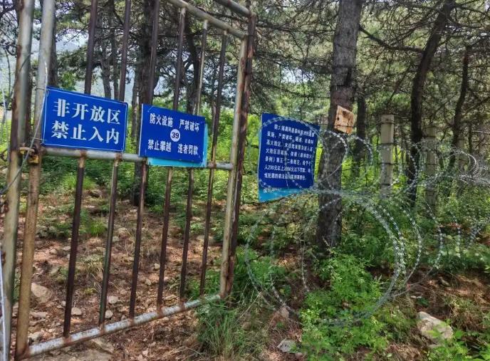 谁能想到千年泰山，居然用上监狱同款刀片铁丝网把整座山围了起来。 环绕山体总长一百