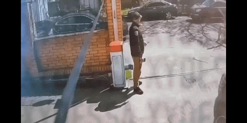 谁能想到，上个班守大门，结果把自己给“守”进去了？这事儿就发生在乌克兰敖德萨。