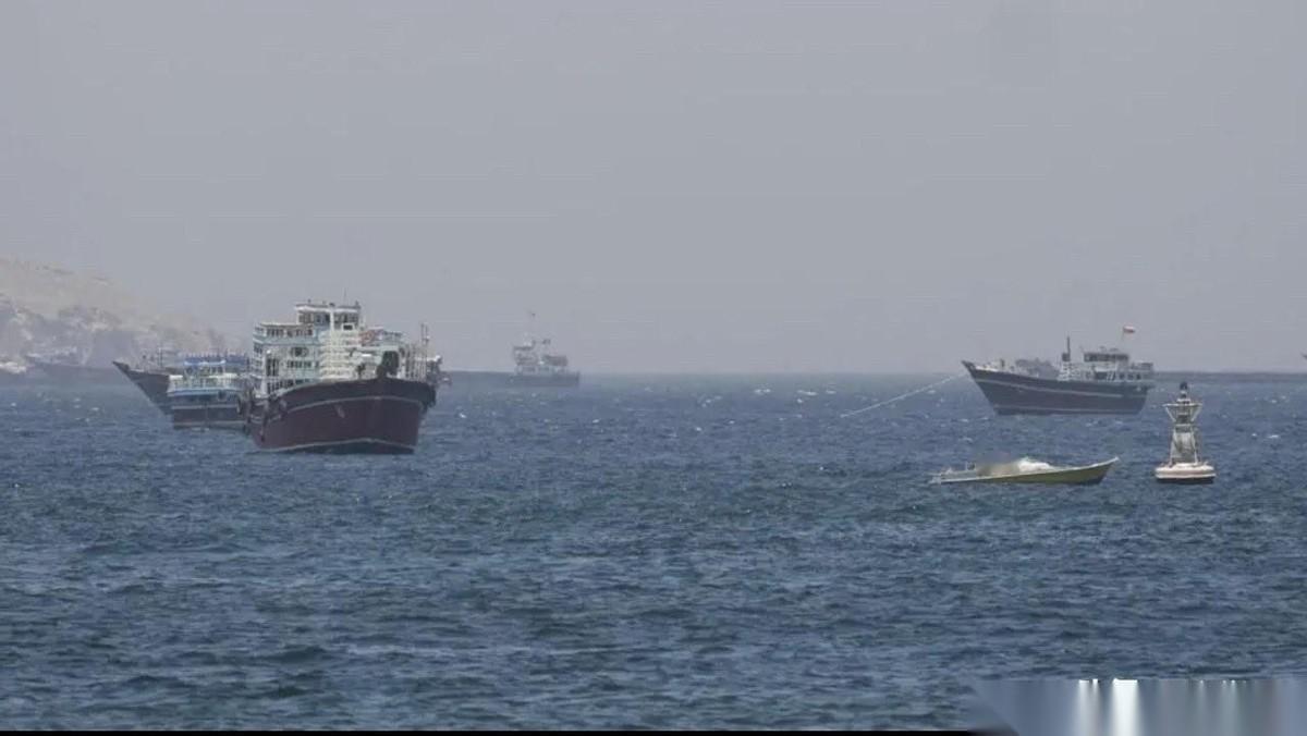 联合早报报道：“美国军方周一按总统特朗普指示，开始为协助过境货轮度过那条被称作“
