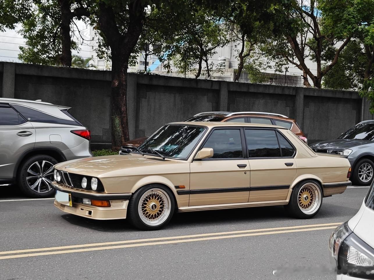 #台湾老车#路上漂亮的BMW E28真有型[good] ​​​
