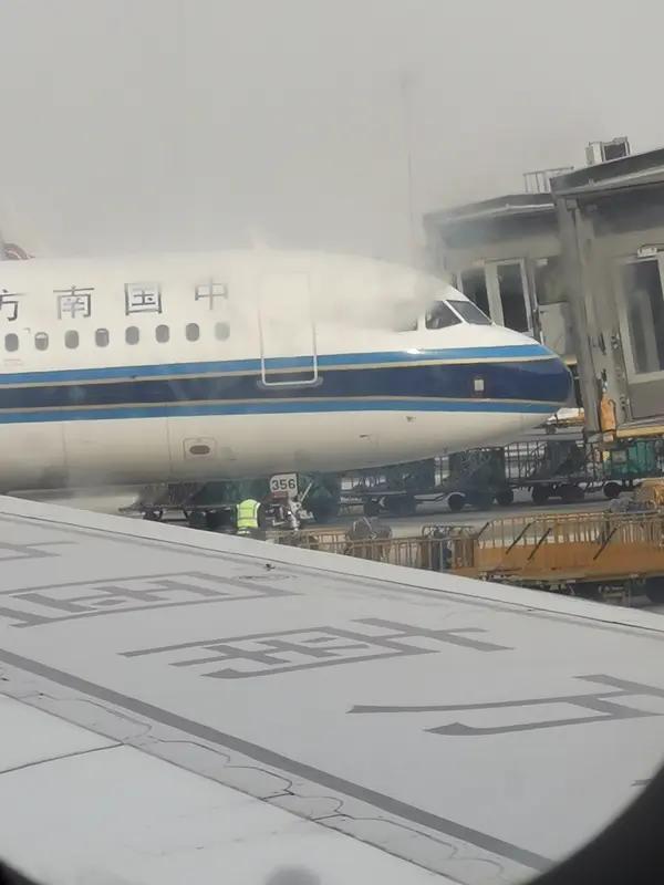 南航一航班延误超1小时，客服称因公共安全事件 南宁机场警方称有旅客被带走调查据了