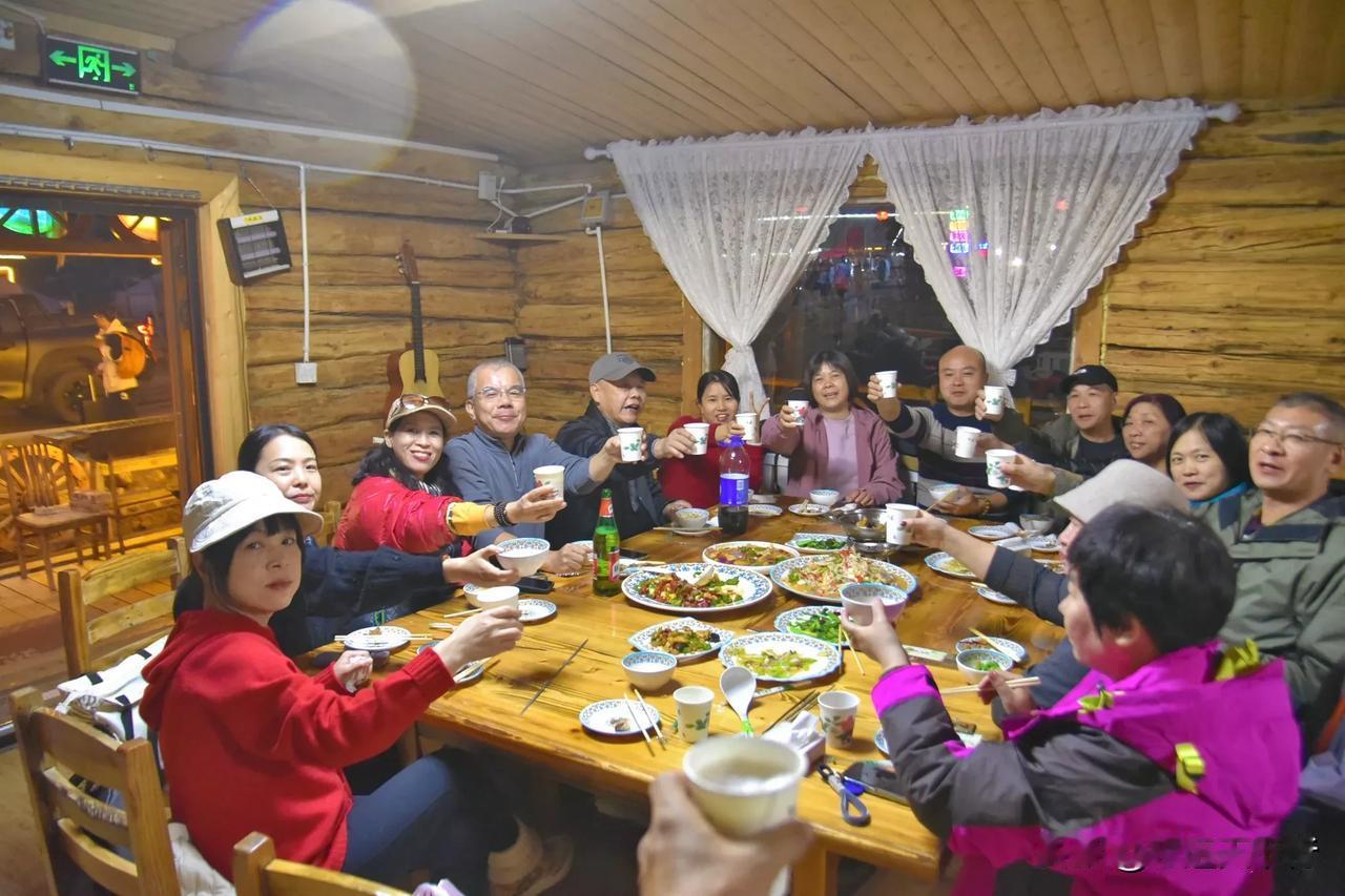 跟着志远天下行，一路吃着去旅行。
从禾木前往喀纳斯，入住白哈巴木屋民宿。这里是西