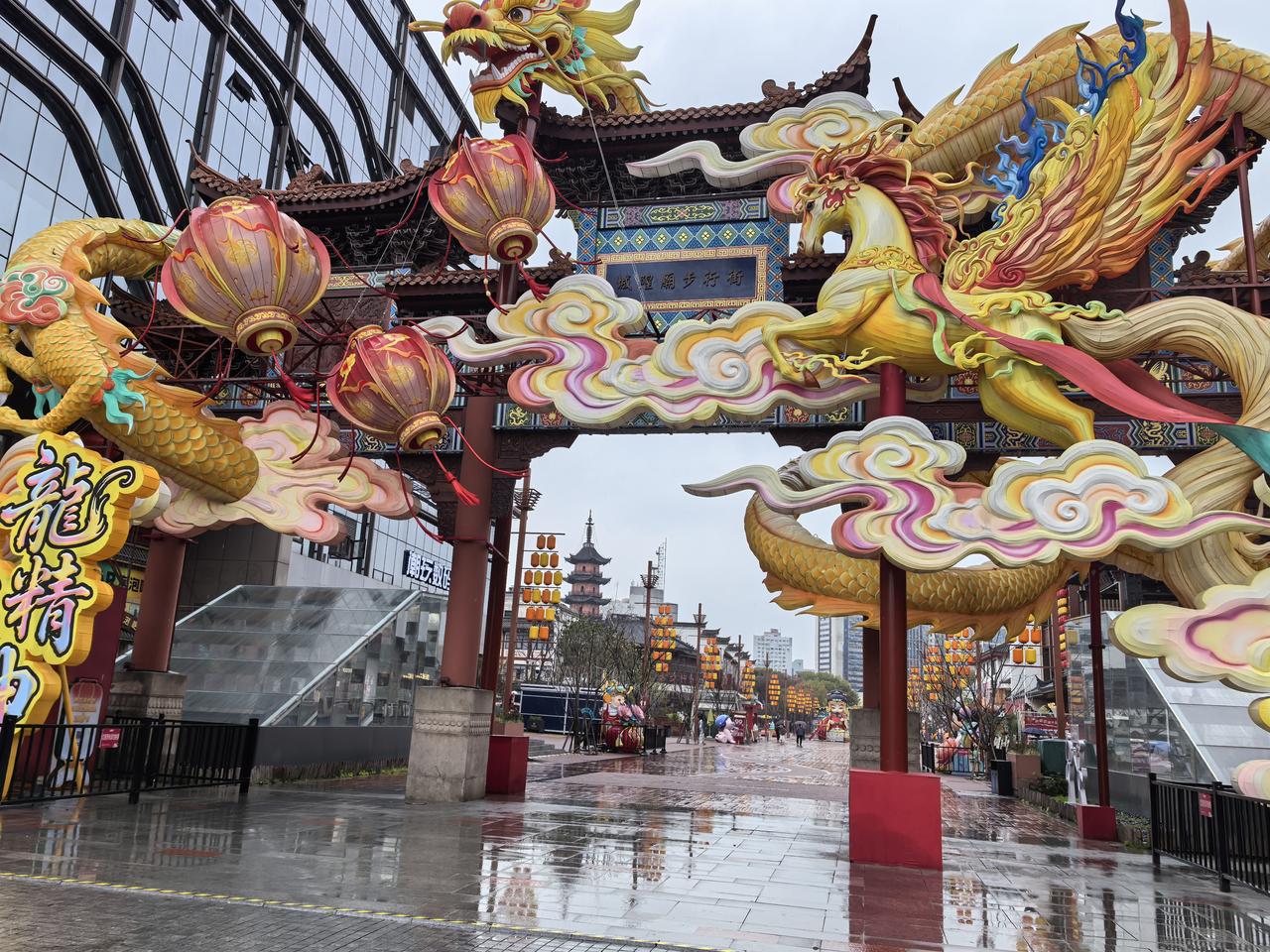 改造后的宁波城隍庙商业美食步行街少了点“地气”
      九十年代宁波城隍庙美