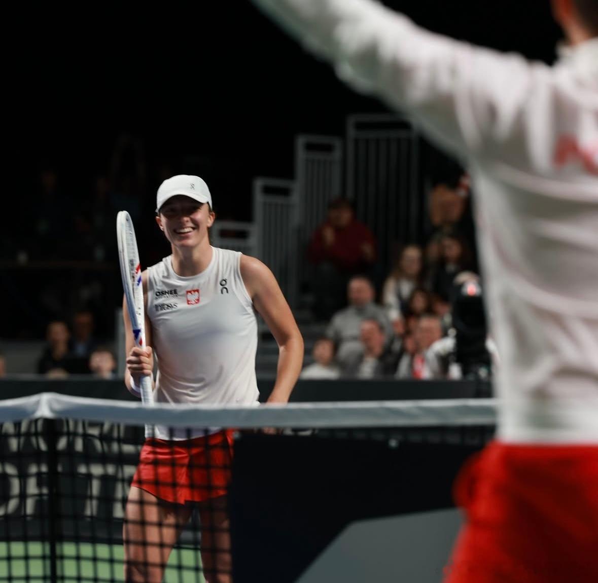 斯瓦泰克！披萨送到Iga嘴里了，同时发图文为2025画上句号。“这就是2025赛