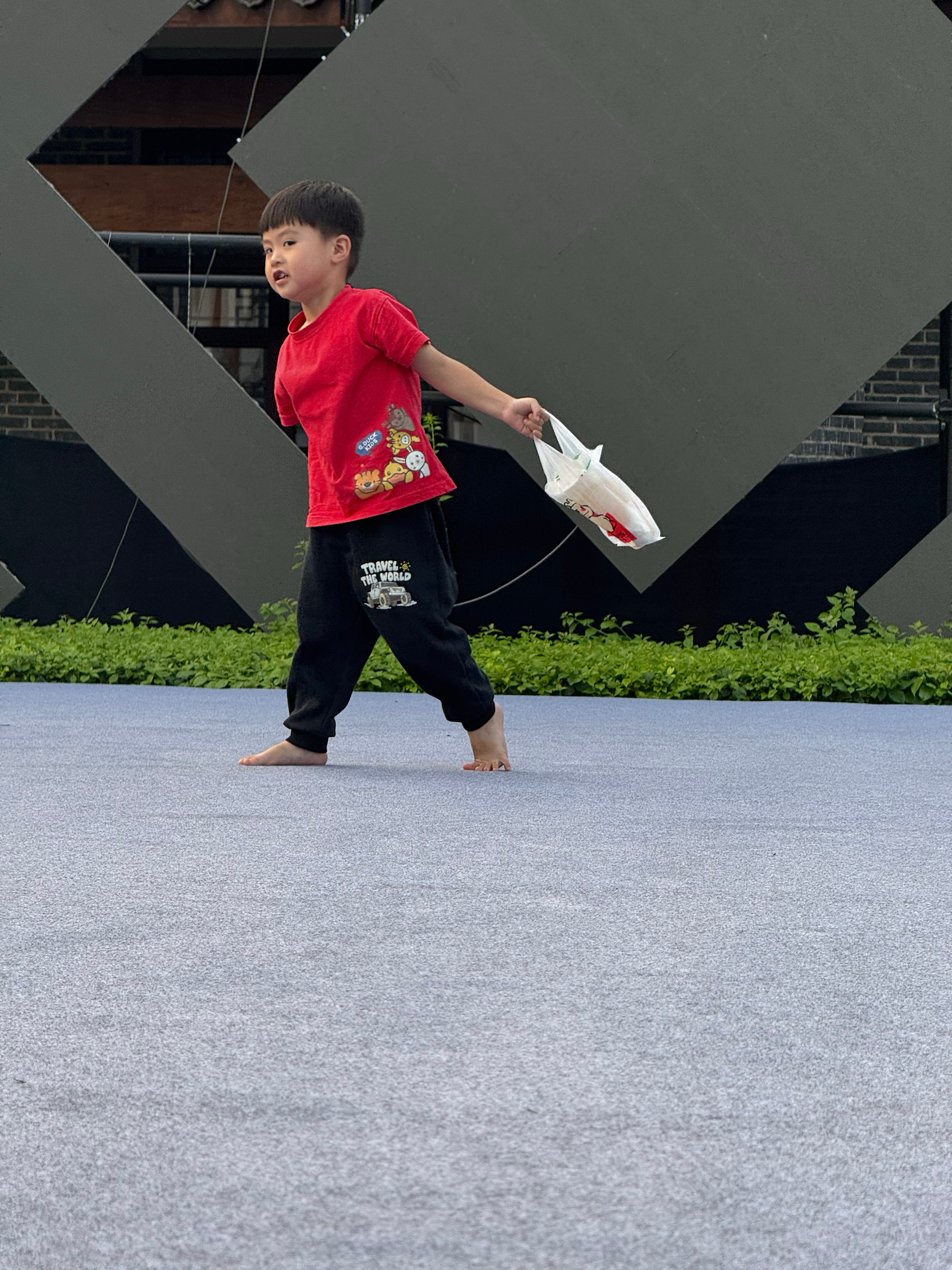 小孩子的快乐就是这么简单 