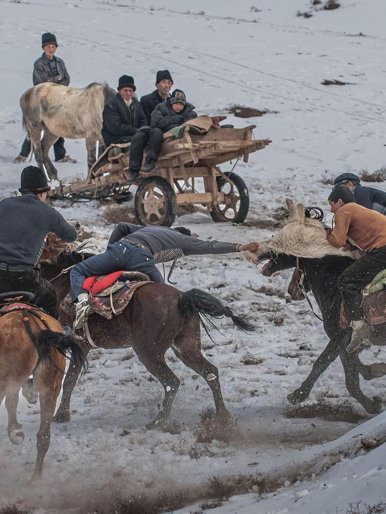 想起了16年前沙漠边缘上那场传统叼羊赛。马背上的民族 少数民族文化