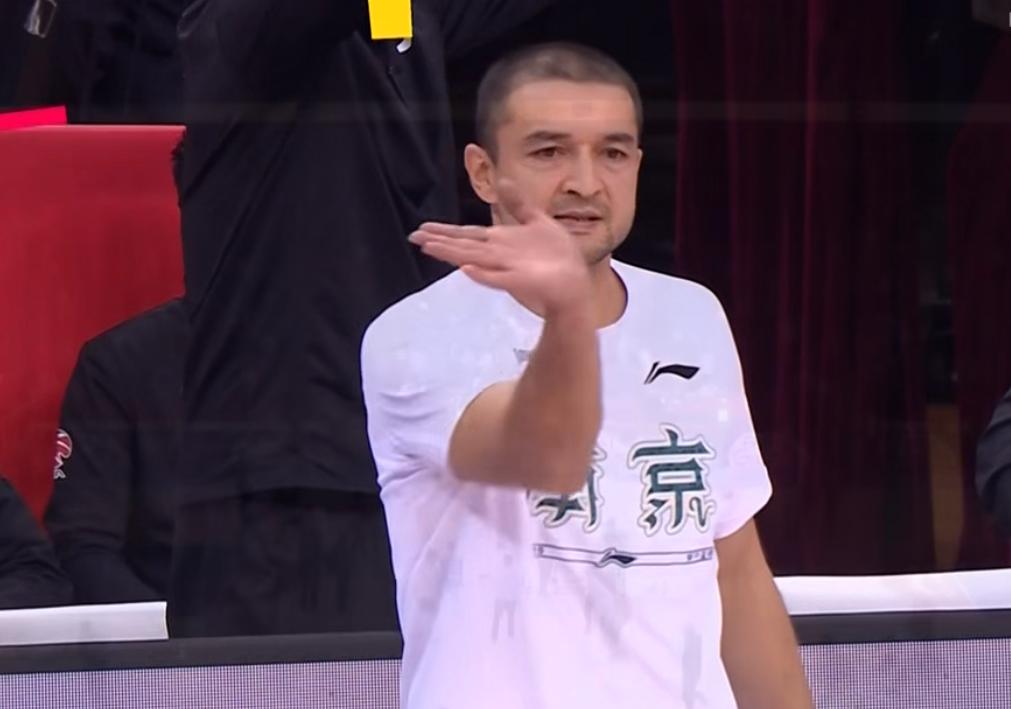 青岛赢同曦1分！来看赛后，刘维伟和西热力江说了什么？
青岛队在主场以94-93险