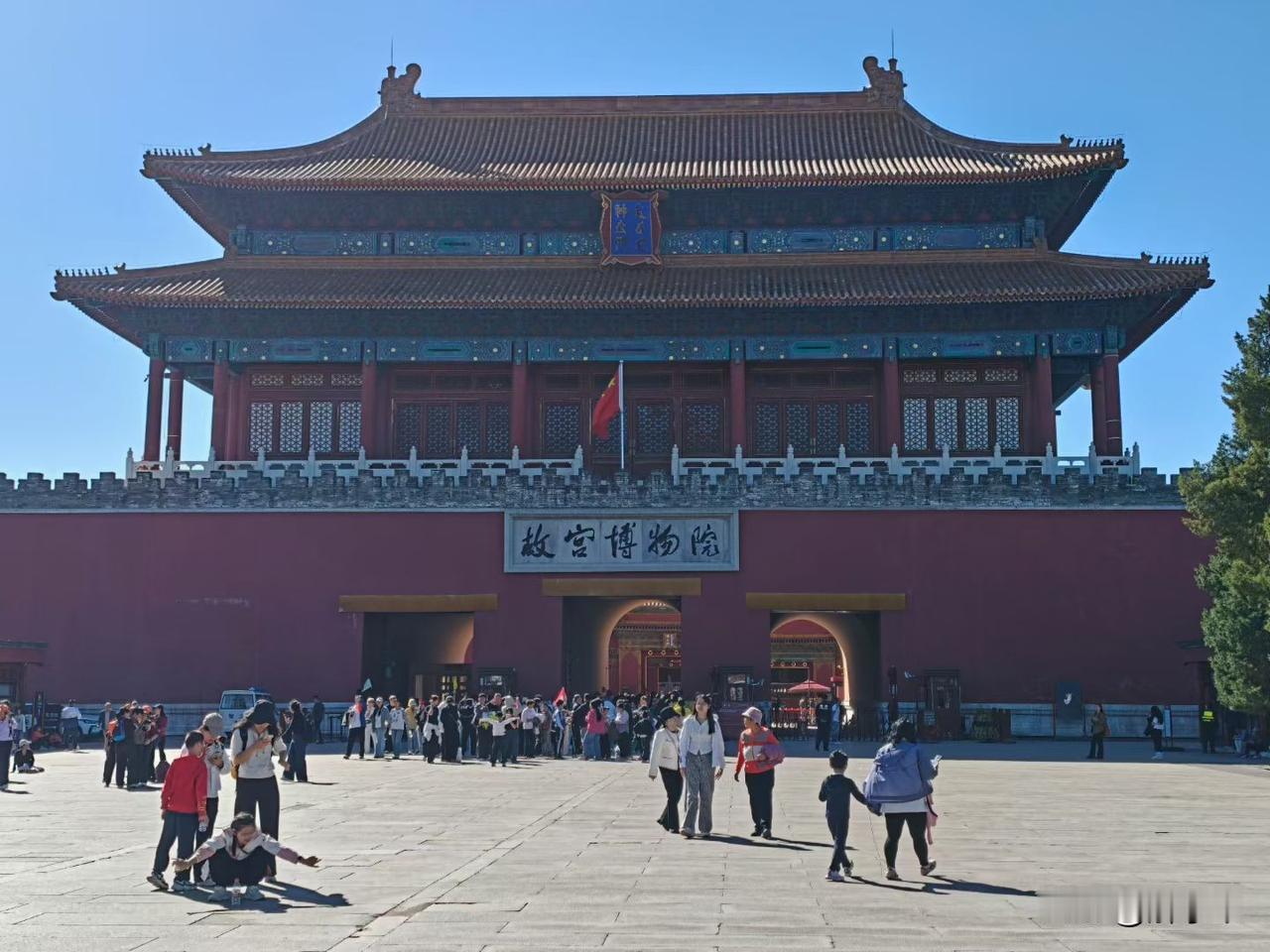 a股处于每年一度的，年底行情前期，底部区域构造阶段，
也就是说，我个人看法，十一