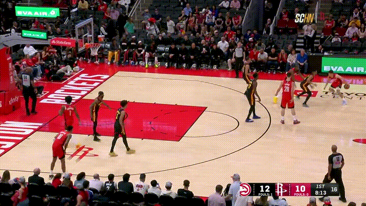 火箭新星谢波德的无情血帽真是太残暴了！在今天火箭主场迎战老鹰的比赛中，当时比赛进